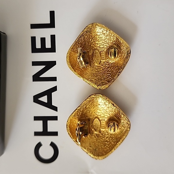 Rare! CHANEL CC 18K Gold Plated Clip On Earrings Diamond Shape + Original Box - Picture 4 of 9
